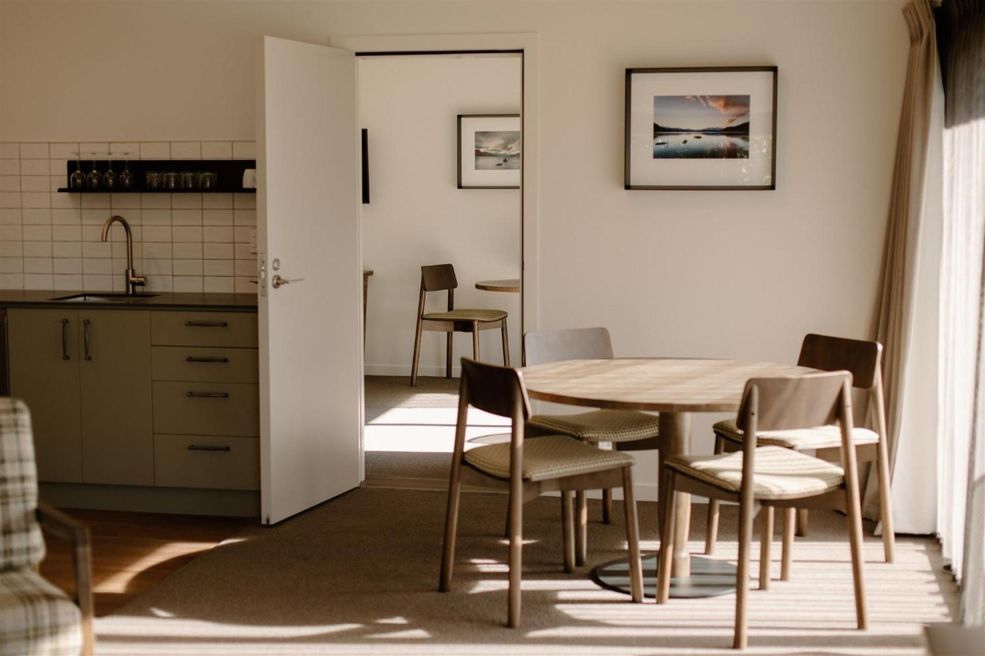 Edgewater Hotel Уанака Екстериор снимка
